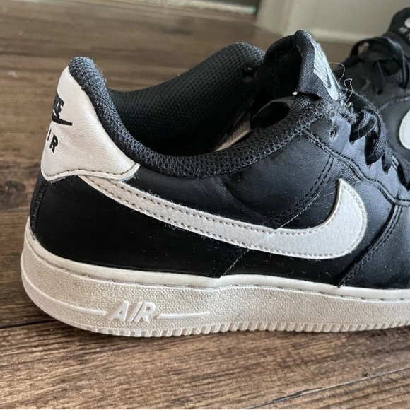 Nike Black and White Sneakers 5Y - Picture 2 of 8